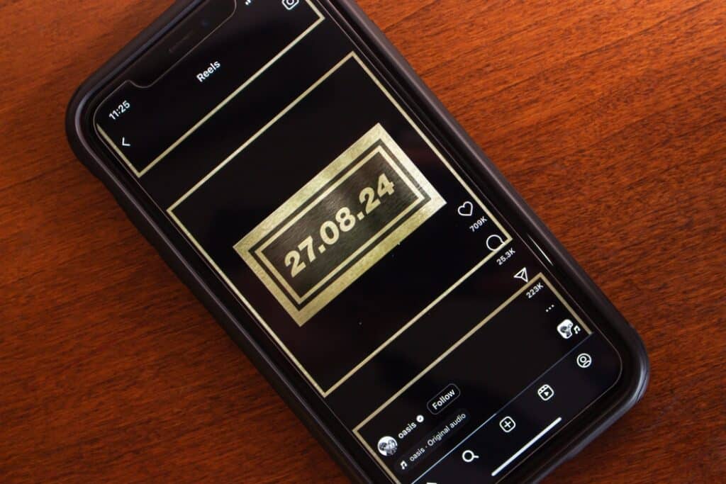 Image of a phone with the Oasis announcement 27.28.24 to denote a new law on dynamic pricing for gigs