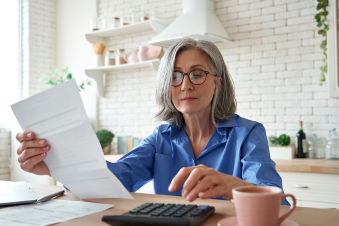 A woman switching rates to denote benefits of a SVR switch